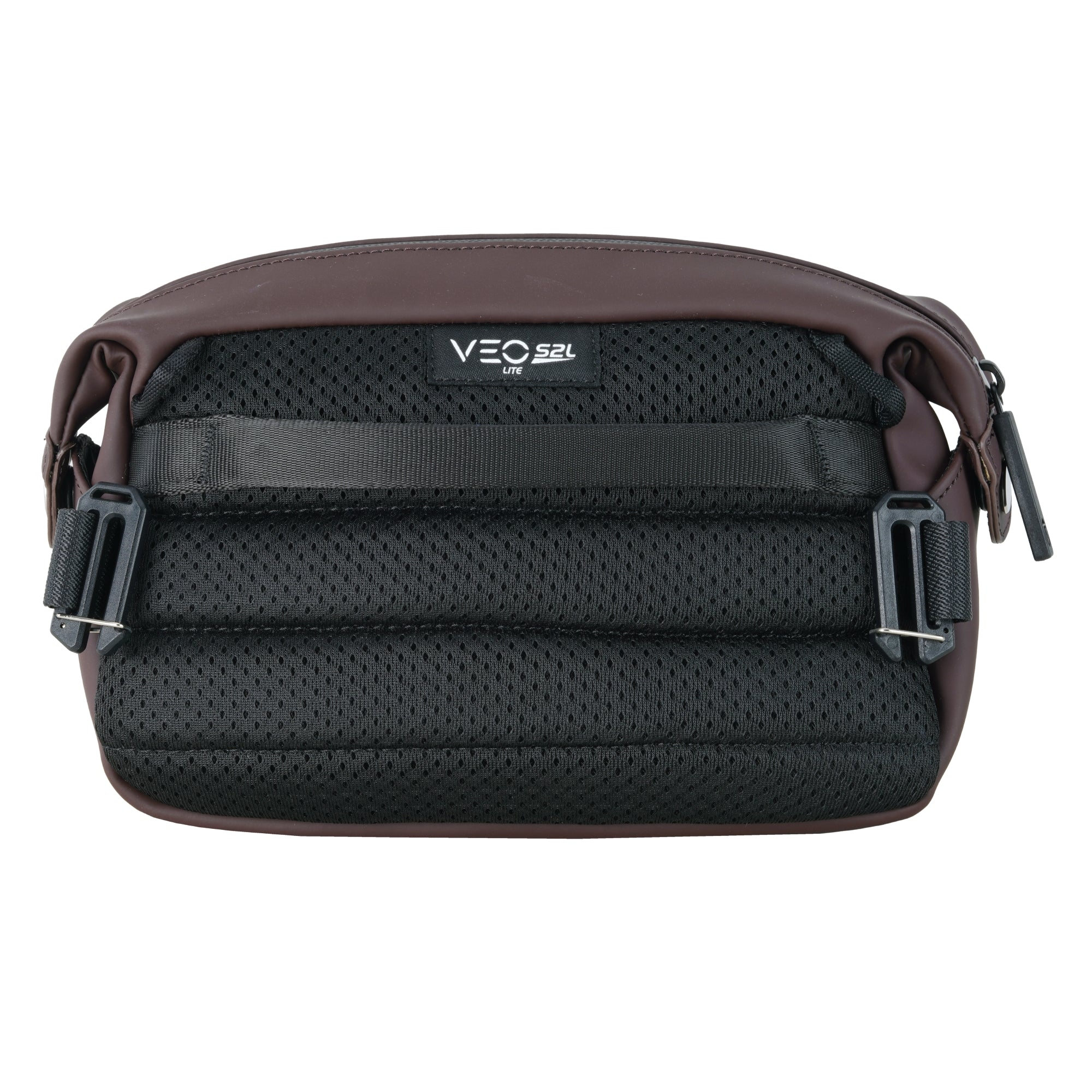 Una bolsa marrón con espalda de malla negra y correas.