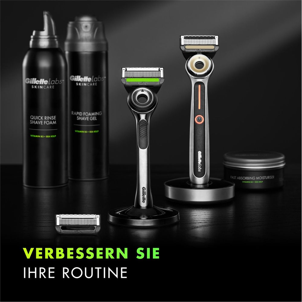 Prodotti da barba Gillette: rasoi, schiuma, gel e idratante su sfondo scuro.