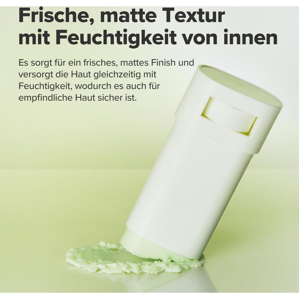 Ein weißer Stick mit hellgrüner Creme auf mattgrünem Hintergrund.