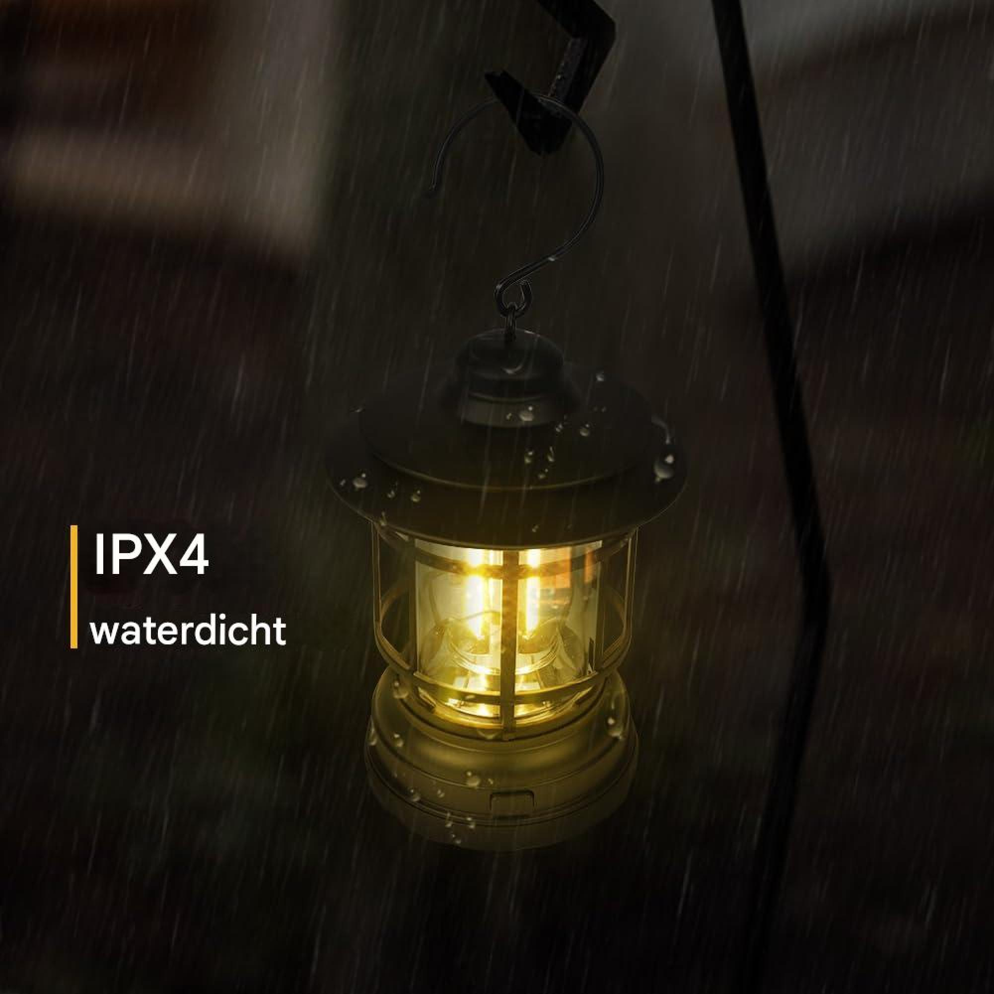 Eine gelbe Laterne hängt im Regen. IPX4 wasserdicht.