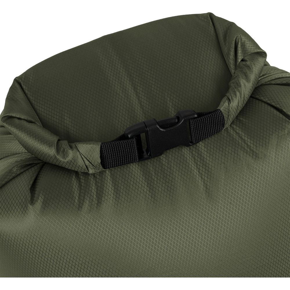 Nahaufnahme eines olivgrünen Packsacks mit schwarzem Schnallenverschluss, der oben zusammengerollt ist.