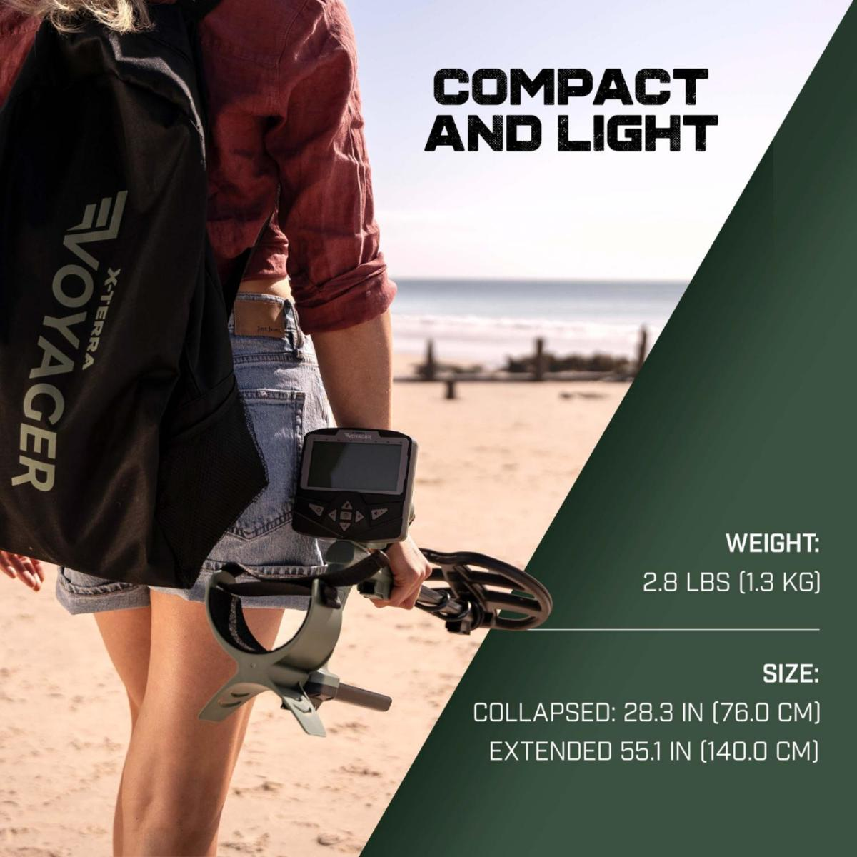 Person am Strand mit Metalldetektor und Rucksack. Kompakt und leicht.