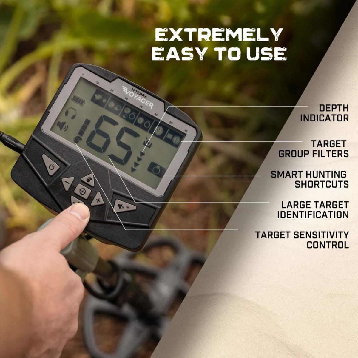 Ein Finger bedient ein Metalldetektor-Display mit der Aufschrift 'EXTREMELY EASY TO USE'.