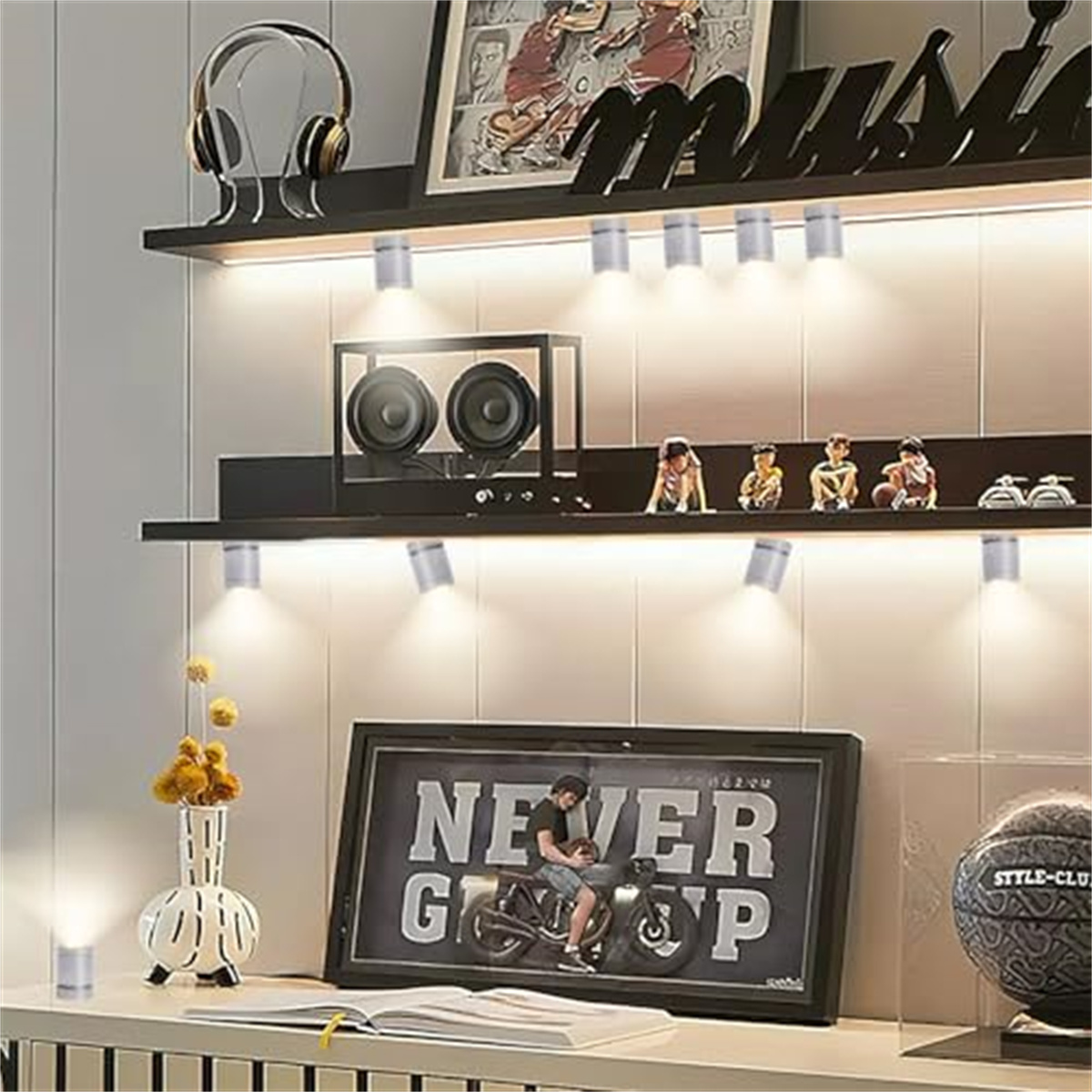 Ein Regal mit Kopfhörern, Lautsprechern, Figuren, einem Bild und einem Basketball.