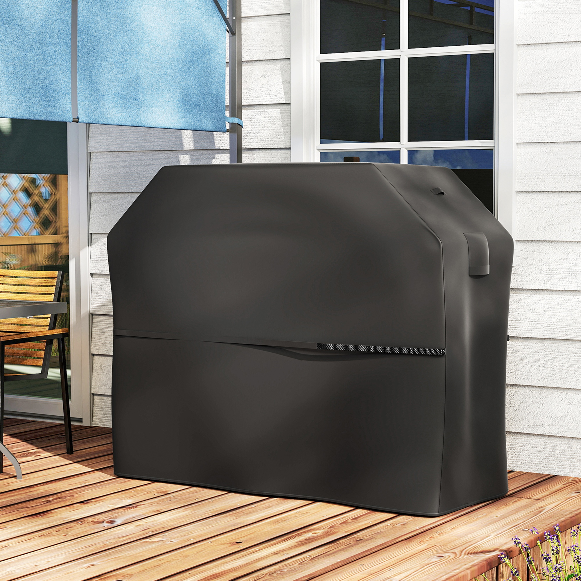 Copertura nera per barbecue su terrazza in legno vicino casa.