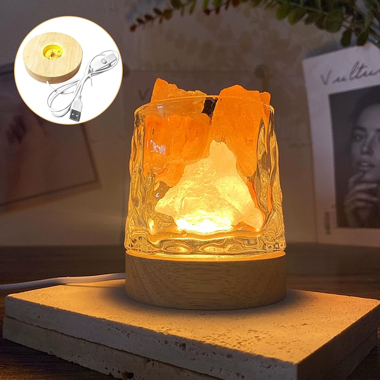 Eine leuchtende Salzlampe mit Holzsockel auf Steinplatte. USB-Kabel sichtbar.