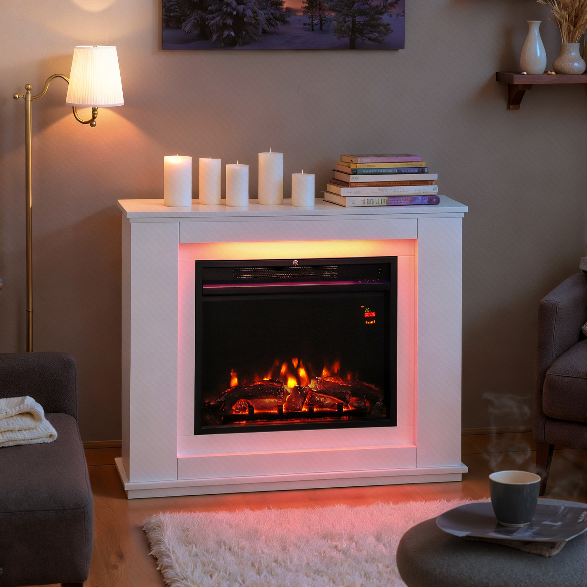 Un mantello bianco da camino con illuminazione a fiamma, candele, libri e paralume.