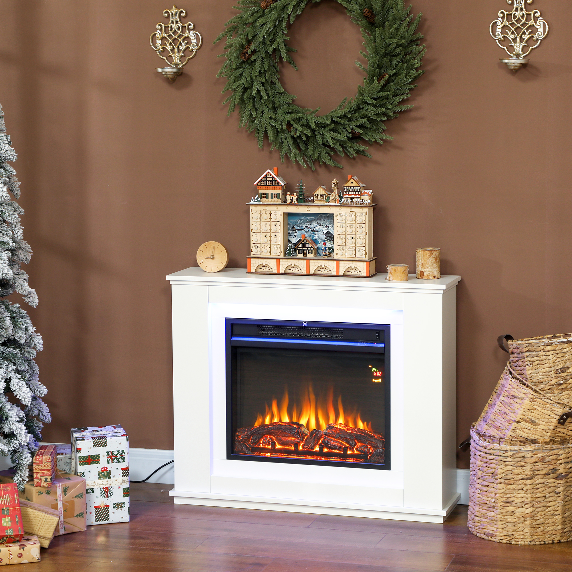 Mantel bianco con fuoco acceso, decorato con calendario dell'avvento, ghirlanda e albero.