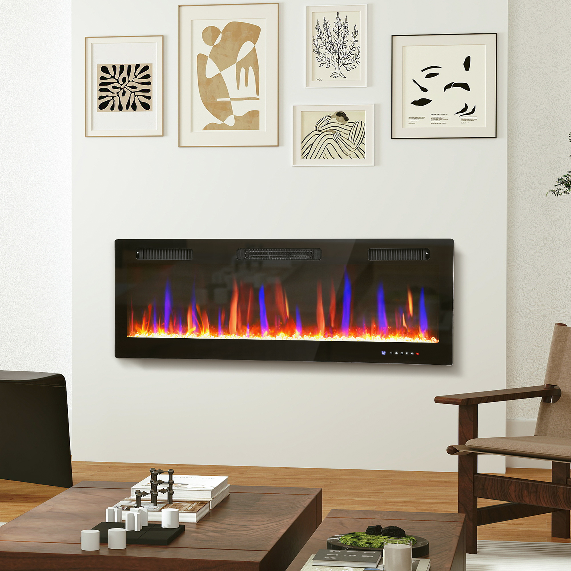 Un moderno camino elettrico con fiamme realistiche sotto una composizione di quattro opere d'arte incorniciate.