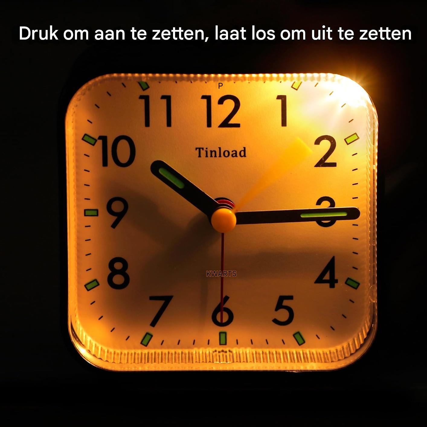 Ein beleuchteter Wecker zeigt 10:08 Uhr. Zahlen und Zeiger sind orange.