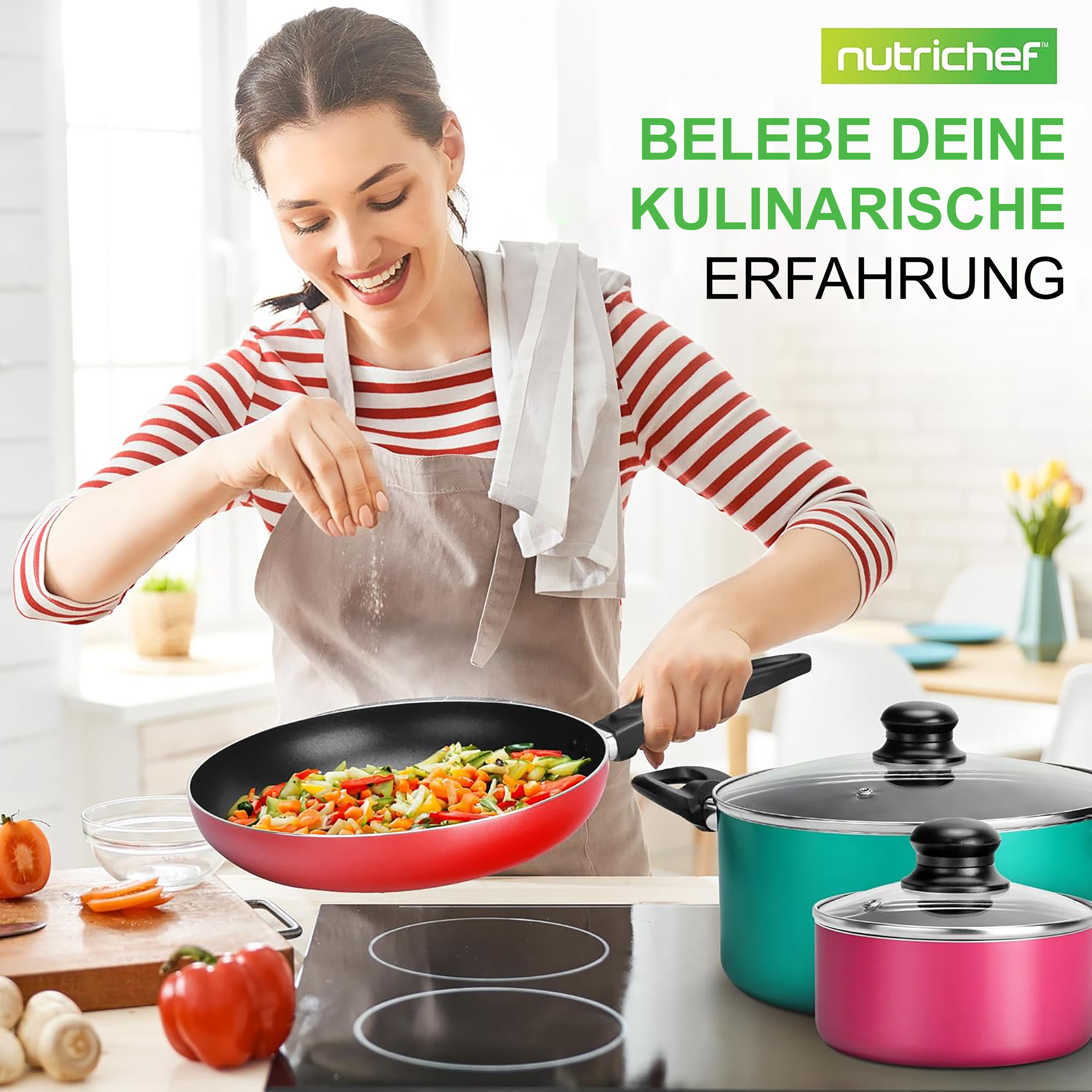 Eine Frau kocht Gemüse in einer roten Pfanne. Daneben stehen grüne und pinke Töpfe.