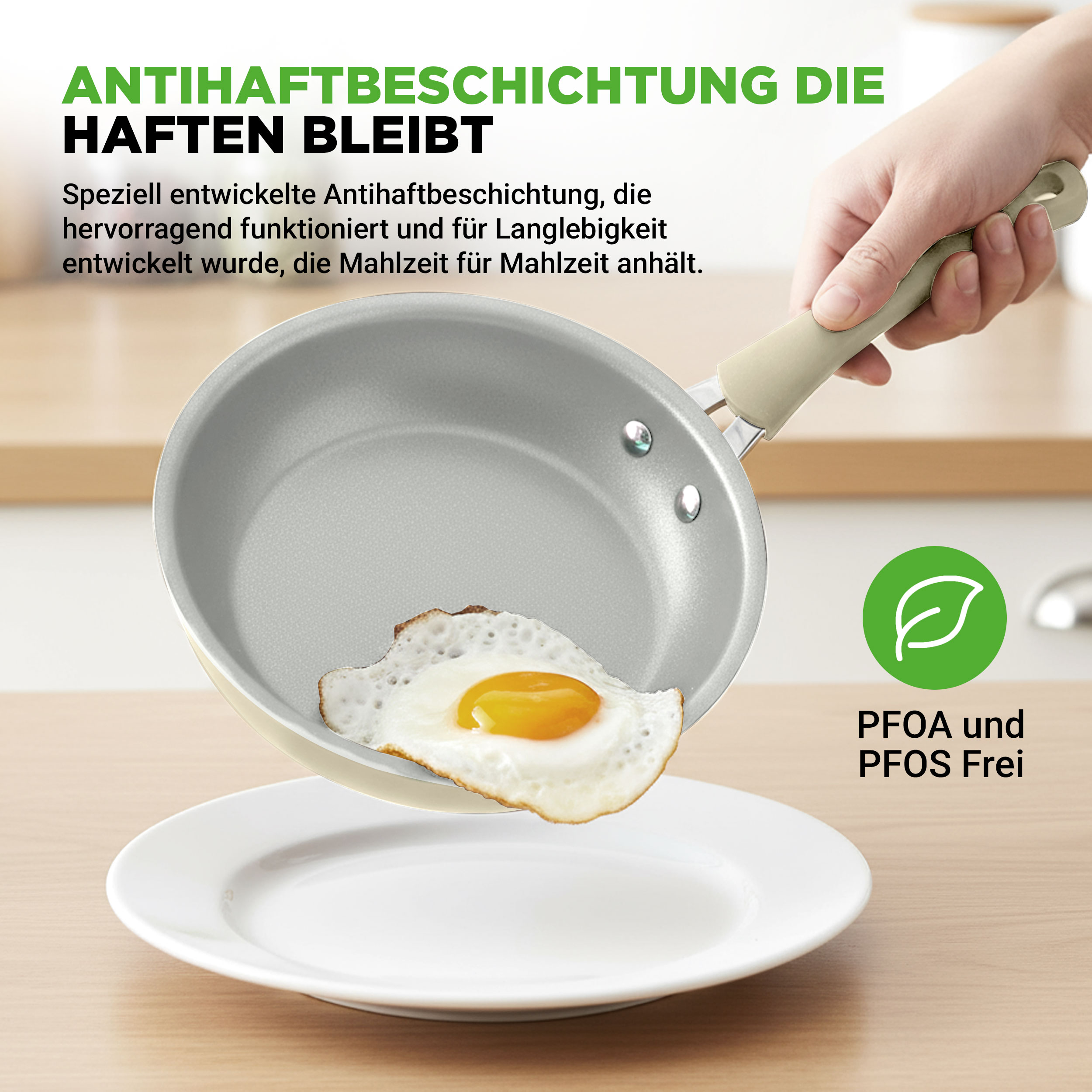 Eine Hand hält eine Pfanne mit einem Spiegelei. PFOA- und PFOS-frei.