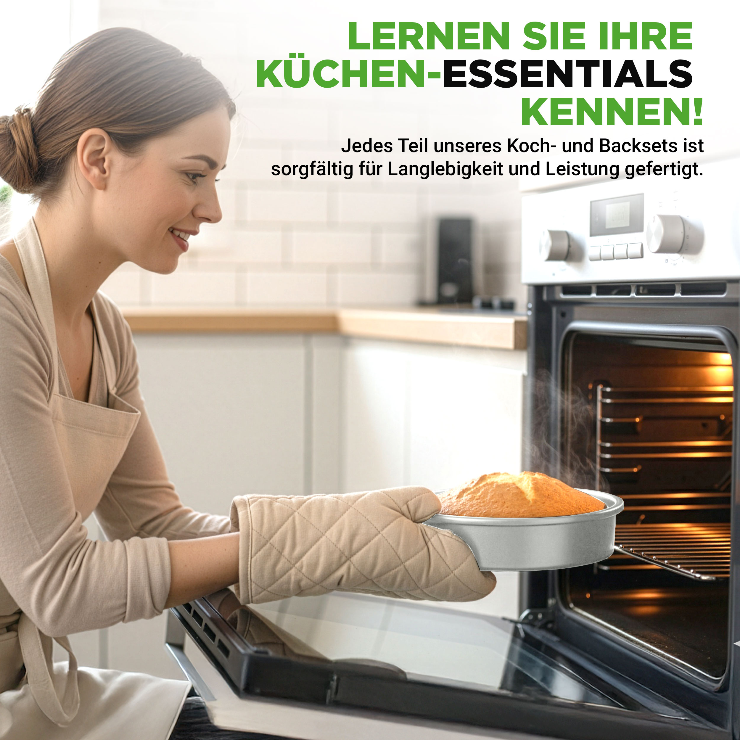 Eine Frau mit Ofenhandschuh holt einen Kuchen aus dem Ofen.
