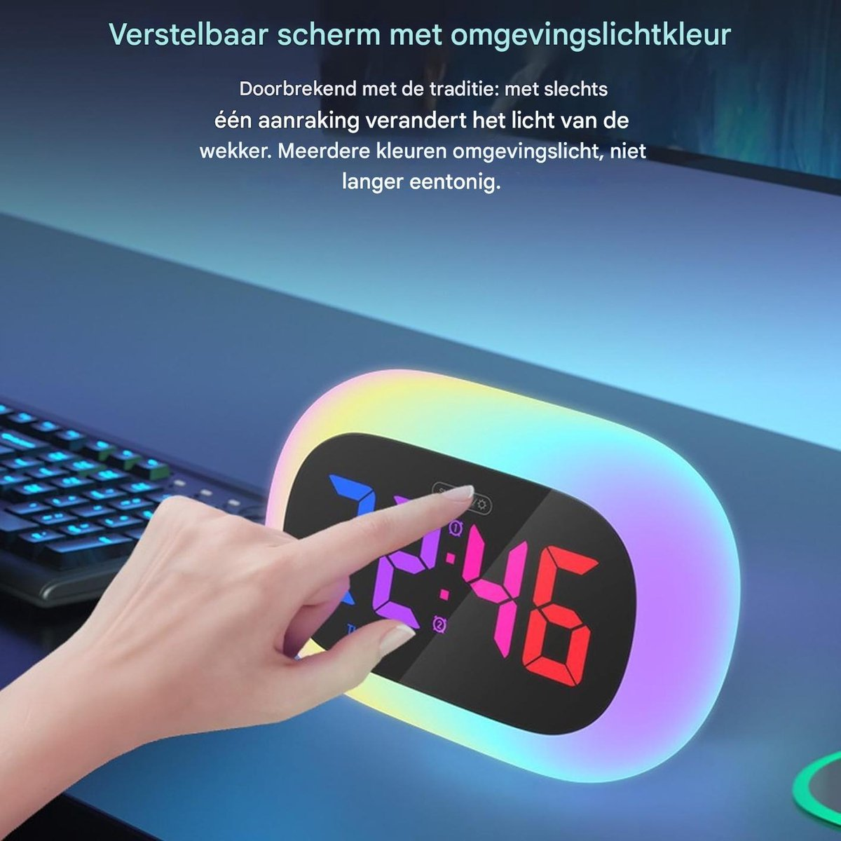 Eine Hand berührt einen digitalen Wecker mit Farbwechsel-Umgebungslicht.