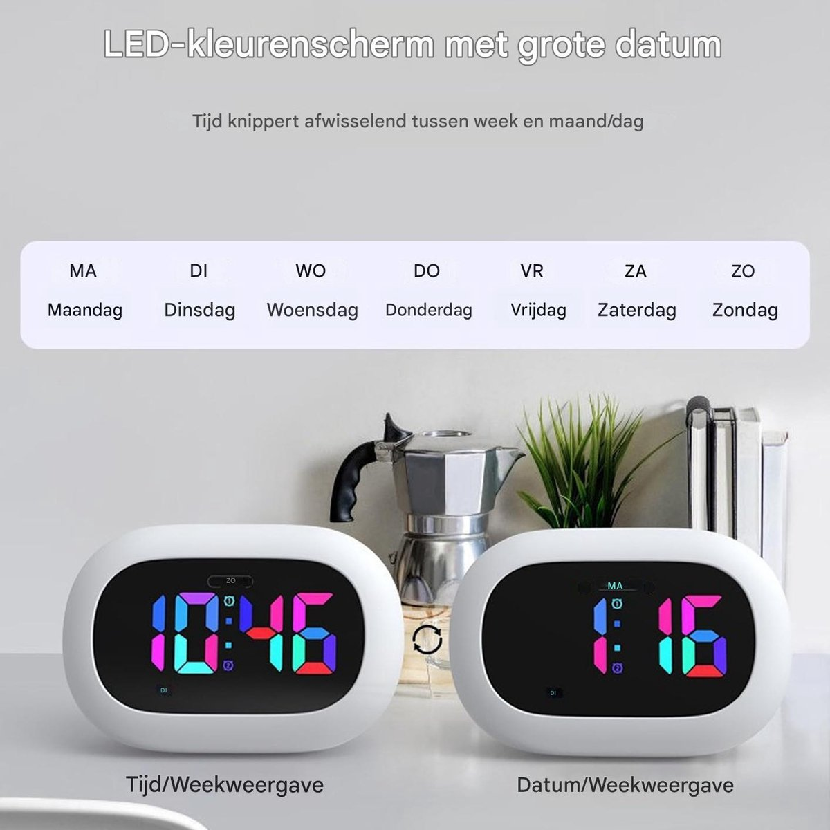 Zwei weiße digitale Wecker mit farbigen LED-Anzeigen auf einem Tisch.