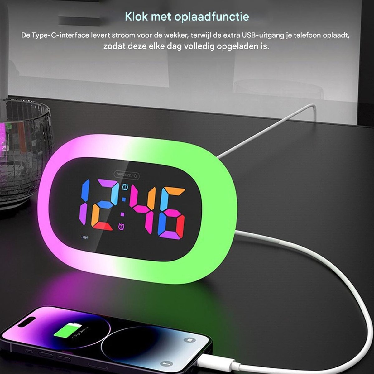 Digitaler Wecker mit Farb-LED-Rand und Handy-Ladefunktion. Zeigt 12:46 an.