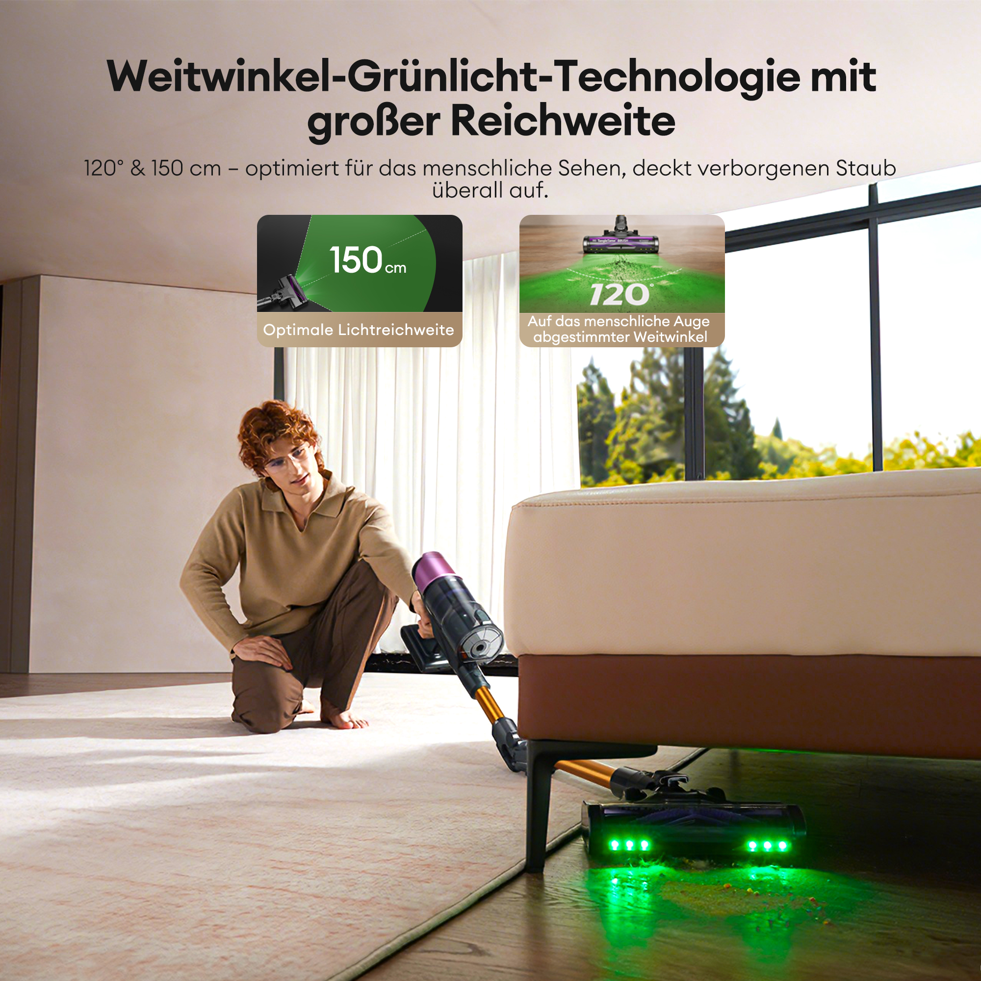 Ein Mann saugt mit einem Handstaubsauger mit grüner Beleuchtung unter einem Sofa.