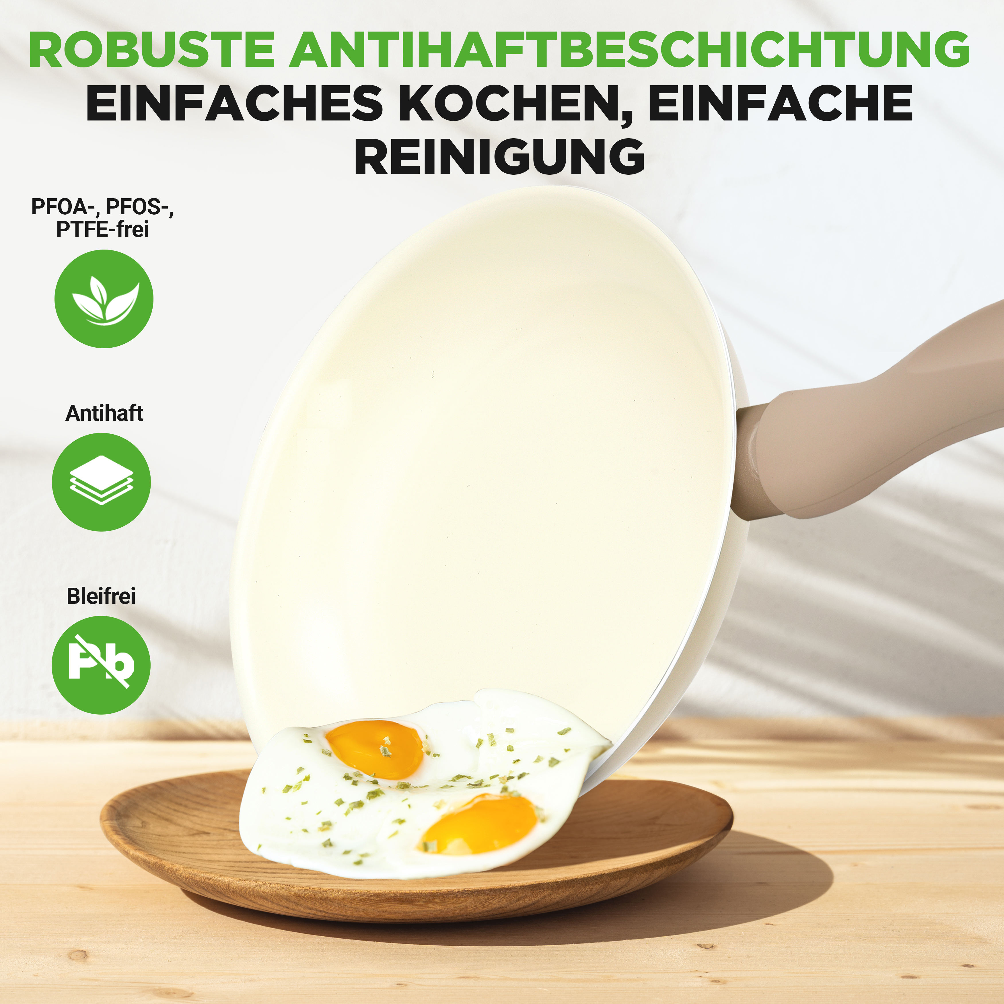 Eine helle Pfanne mit zwei Spiegeleiern auf einem Holzteller.