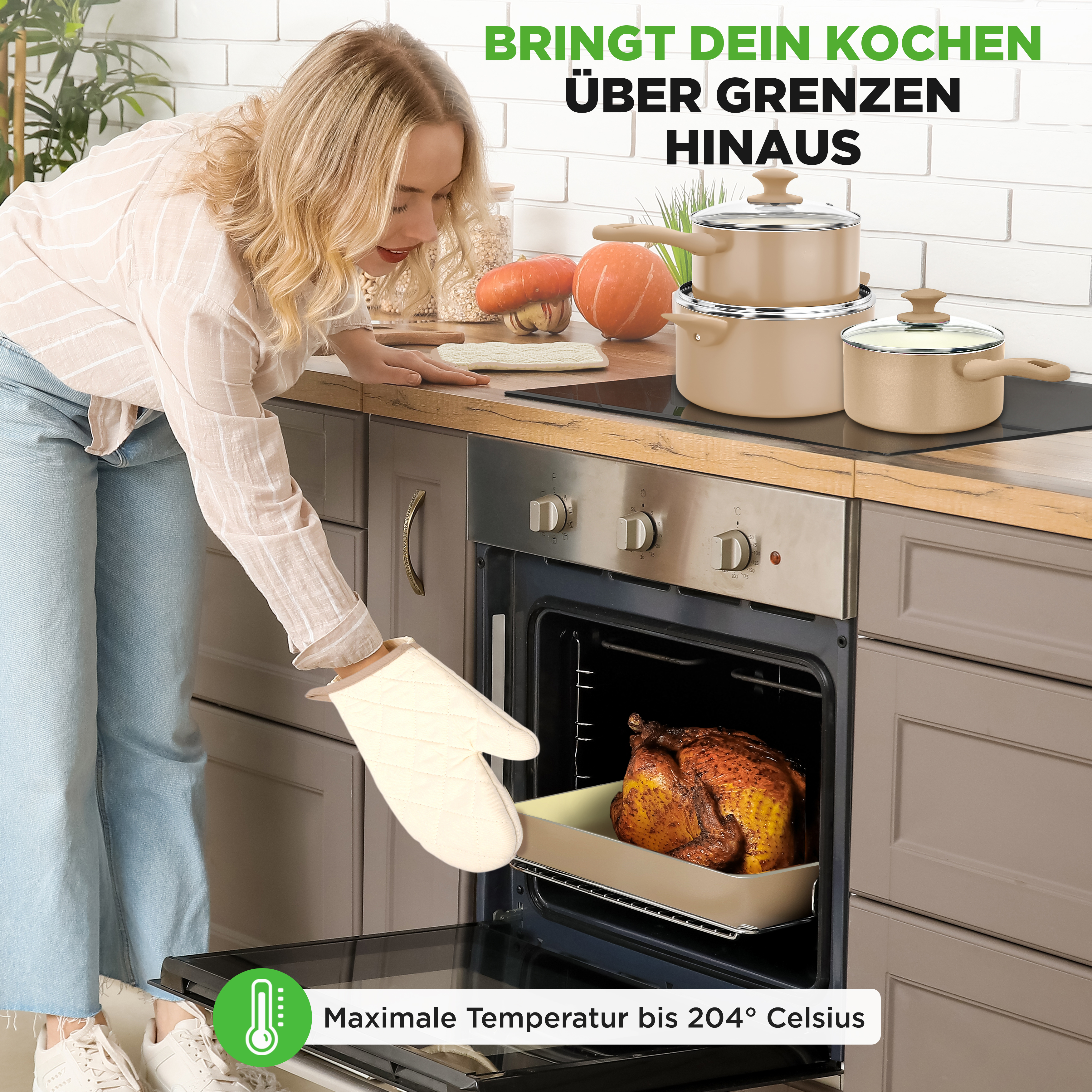 Eine Frau mit Backhandschuh holt einen Braten aus dem Ofen. Kochgeschirr steht daneben.