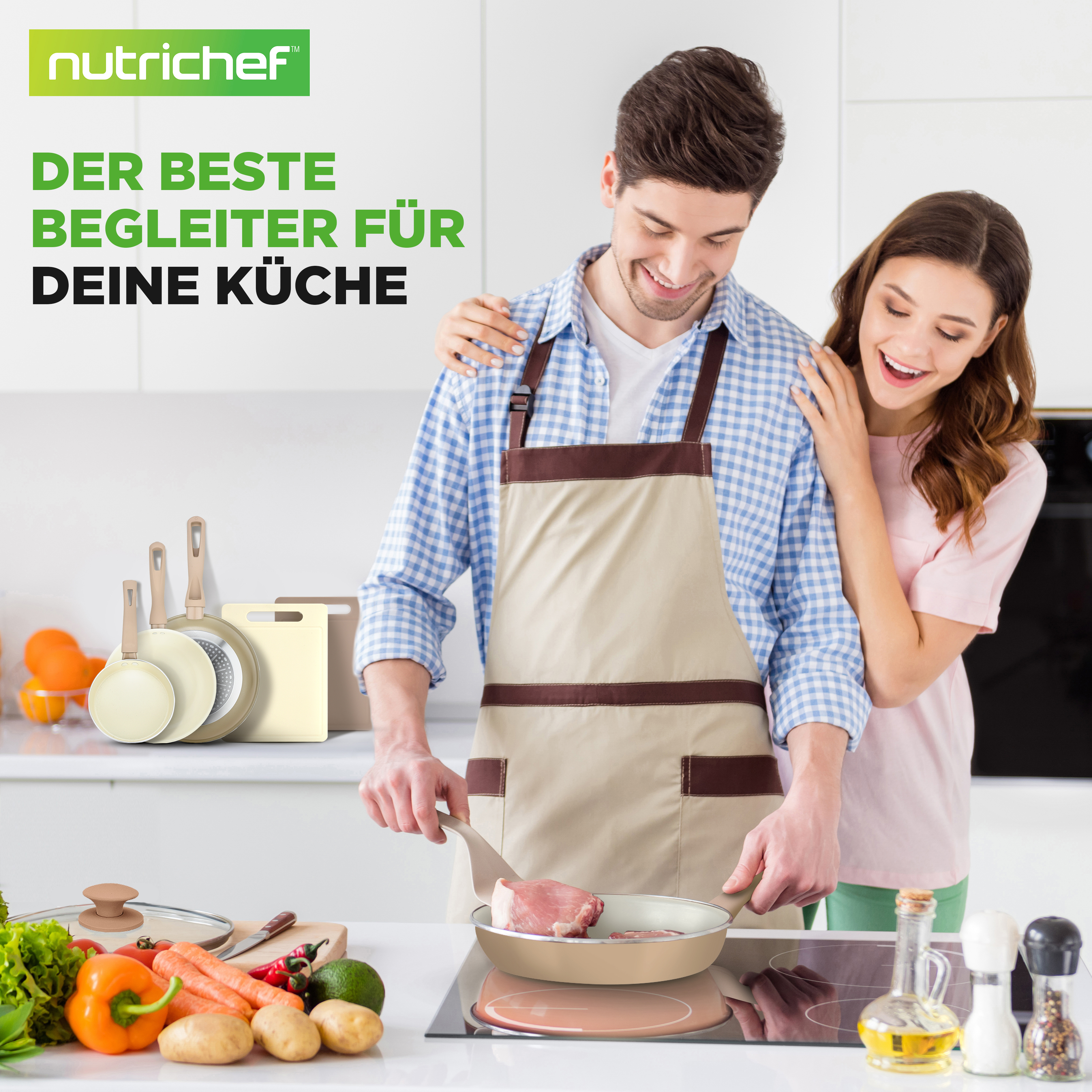 Ein Mann kocht mit Fleisch in einer Pfanne, eine Frau umarmt ihn.