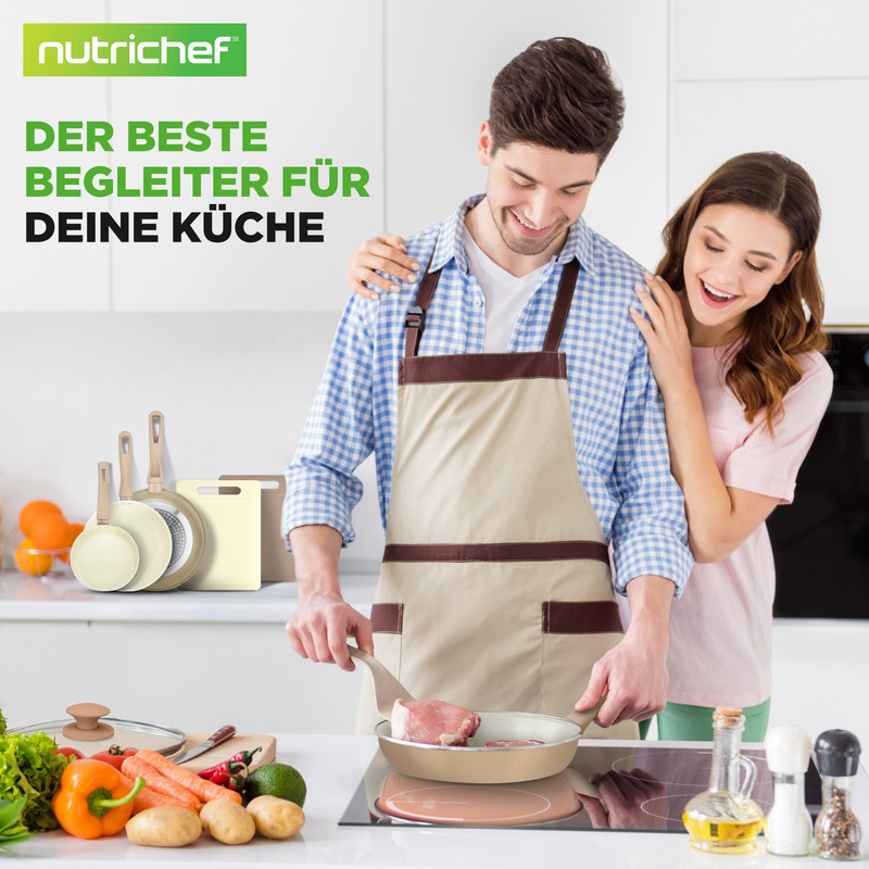 Ein Mann in einer Schürze brät Fleisch, eine Frau steht hinter ihm.