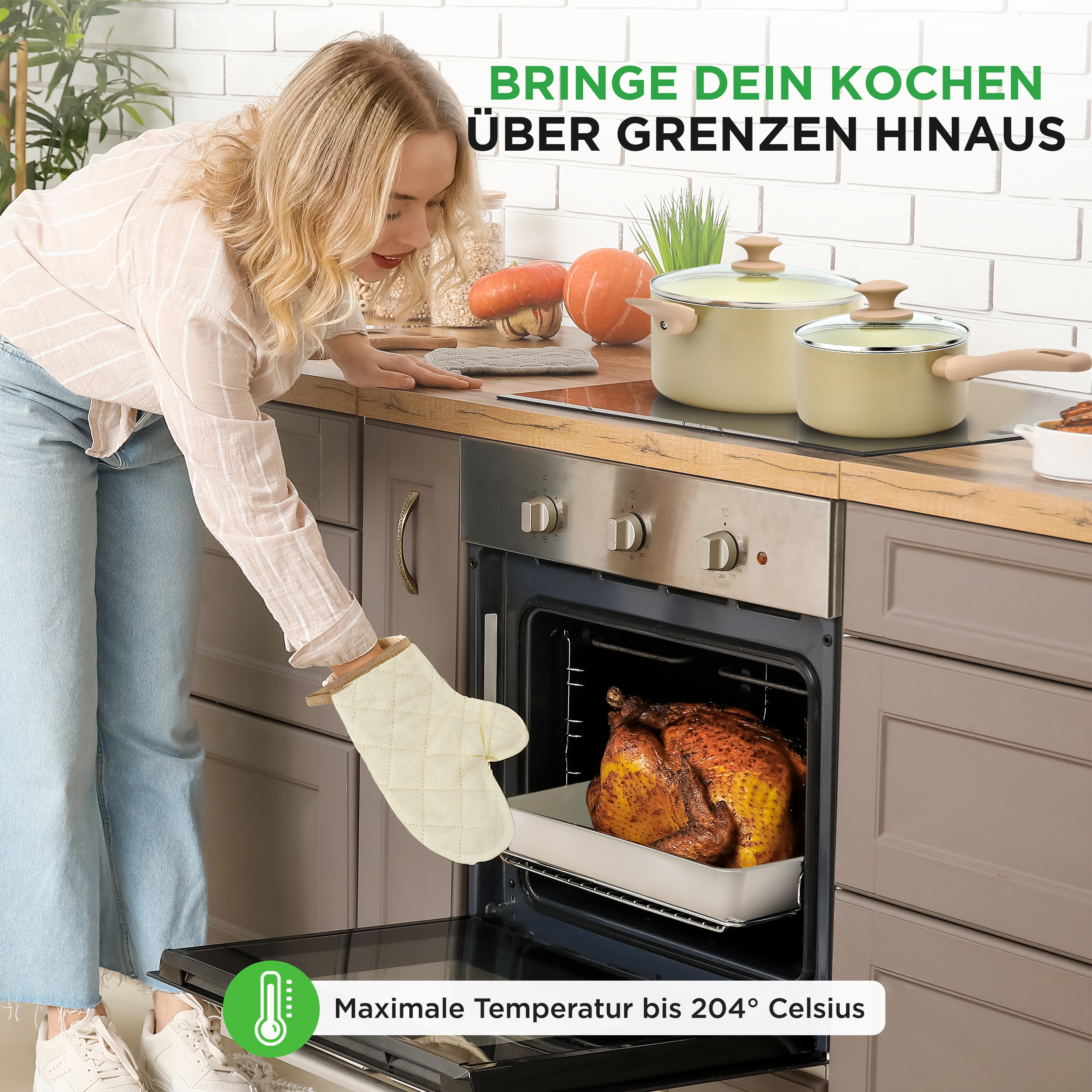 Eine Frau mit Ofenhandschuh zieht einen gebratenen Truthahn aus dem Ofen.