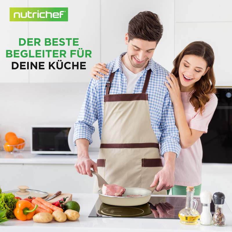 Ein Mann kocht in einer Pfanne, eine Frau steht hinter ihm.