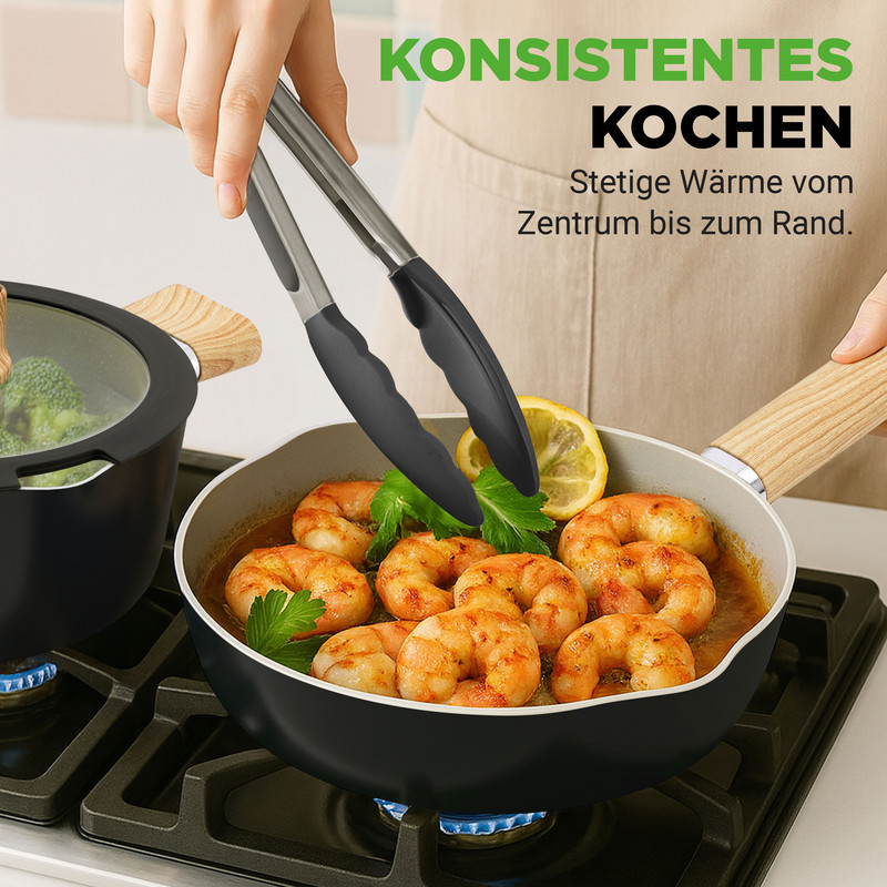 Garnelen werden mit Zangen in einer Pfanne auf einem Gasherd gebraten.
