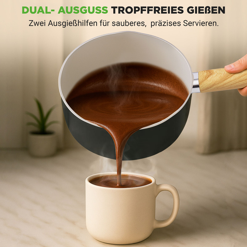 Schwarze Kasserolle mit Holzgriff gießt heiße Schokolade in eine cremefarbene Tasse.