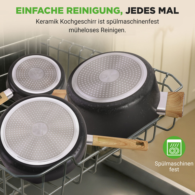 Drei schwarze Kochtöpfe mit Holzgriffen stehen in einem Geschirrspüler.