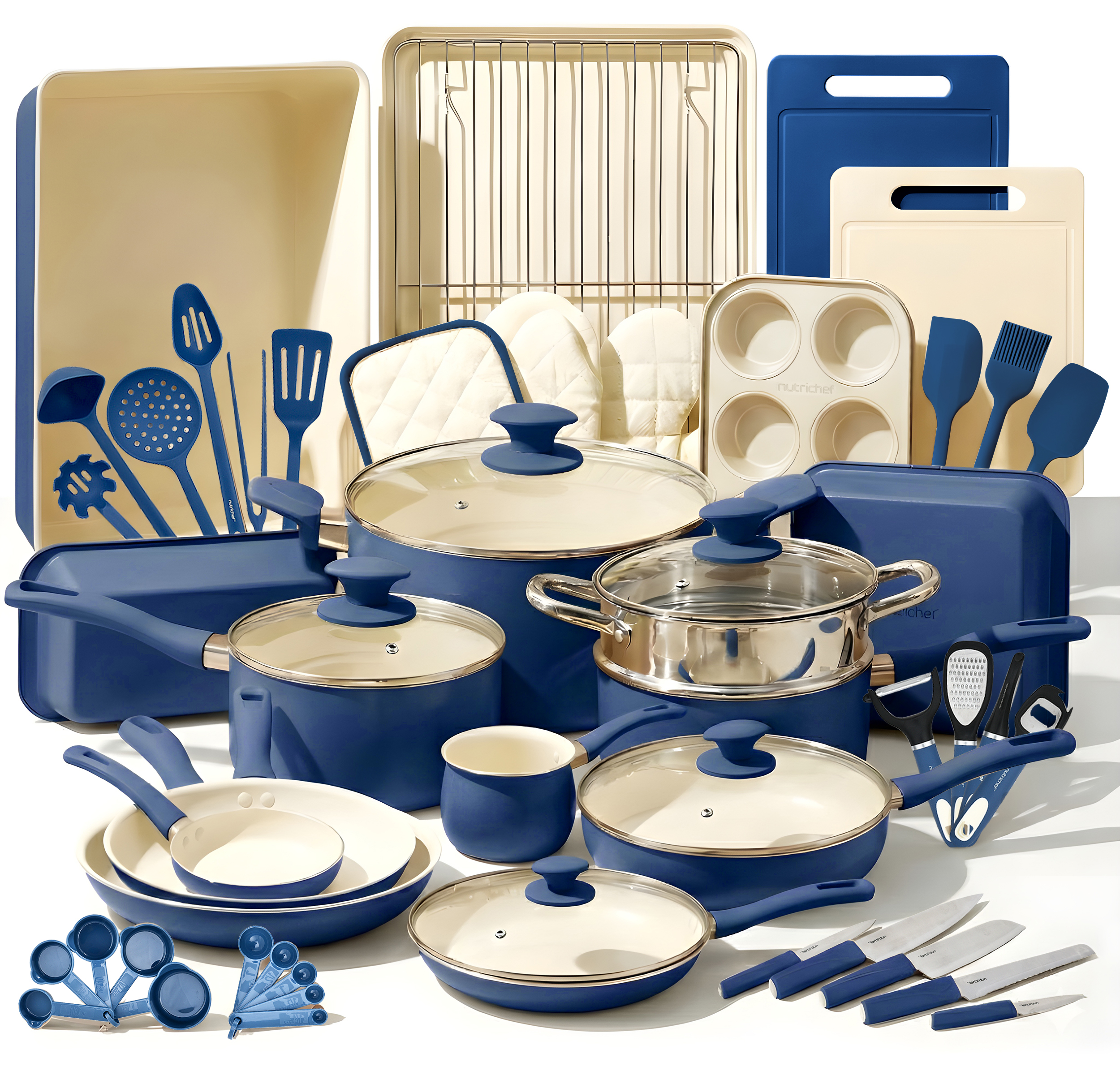 Eine Sammlung von blauen und cremefarbenen Küchenutensilien, darunter Töpfe, Pfannen, Schneidebretter und Messlöffel.
