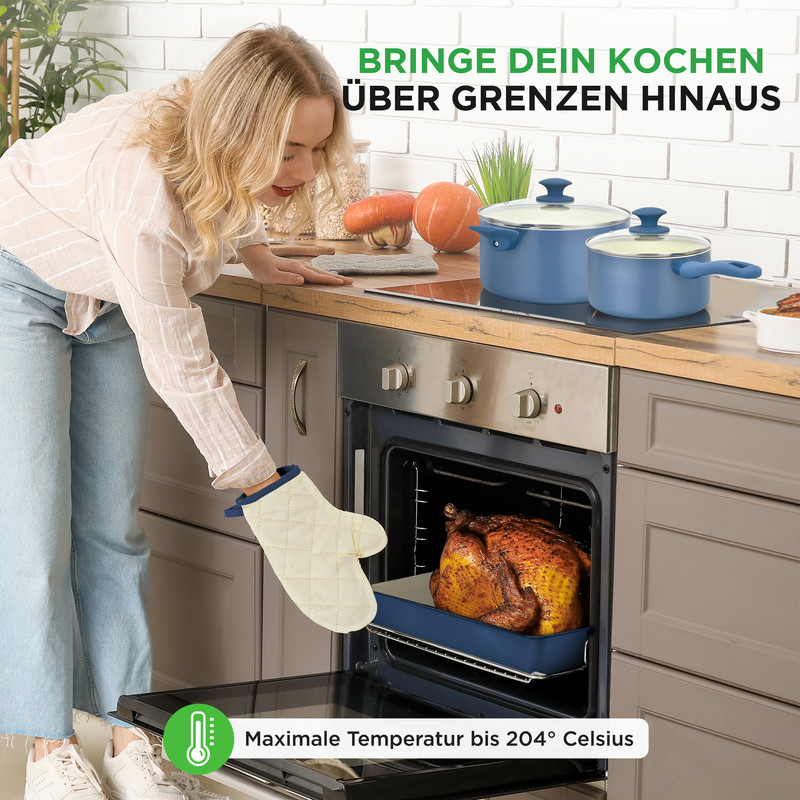Frau mit Topfhandschuh holt goldbraunes Brathähnchen aus dem Ofen. Töpfe auf Herd.