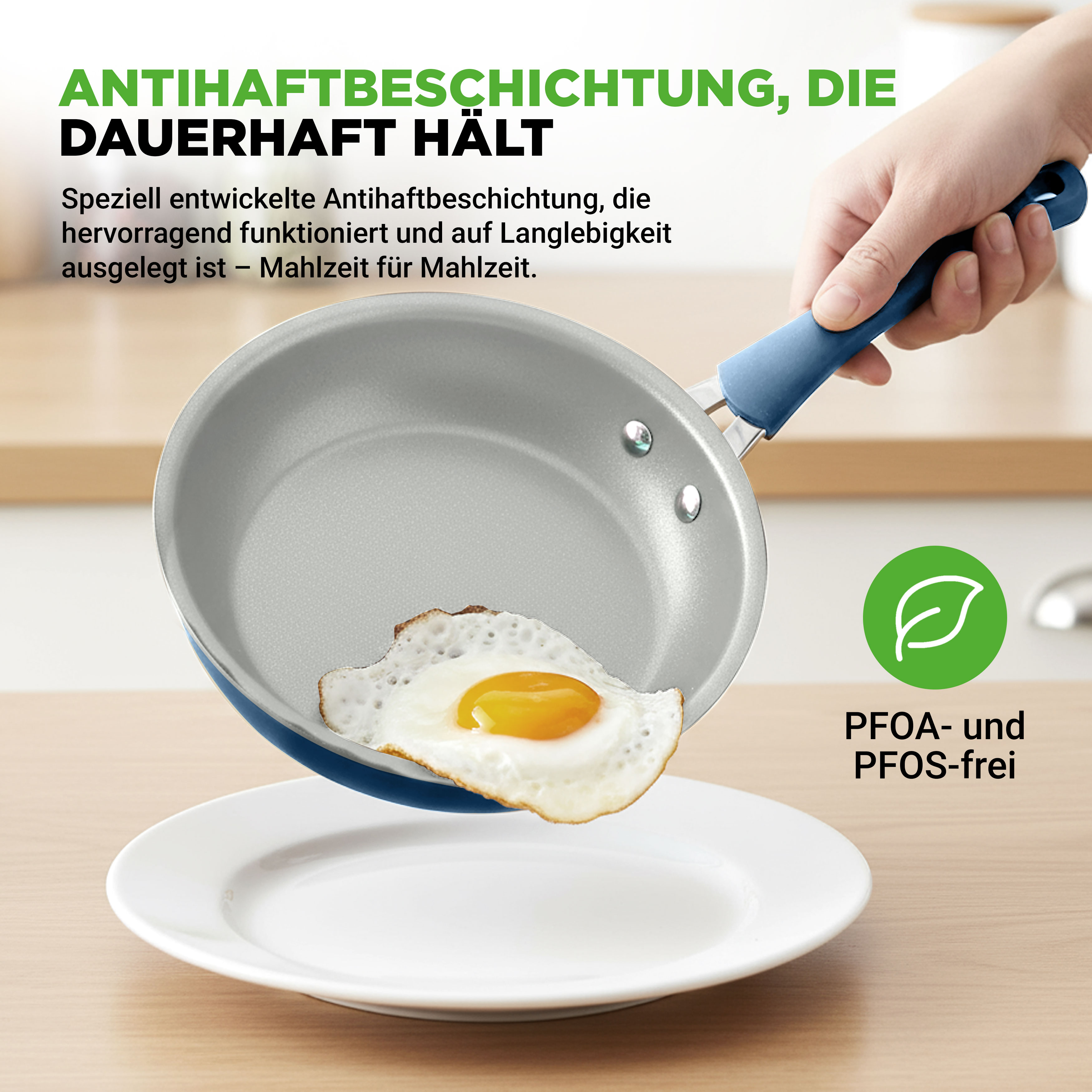 Eine Hand hält eine blaue Pfanne mit gebratenem Ei. PFOA-frei.