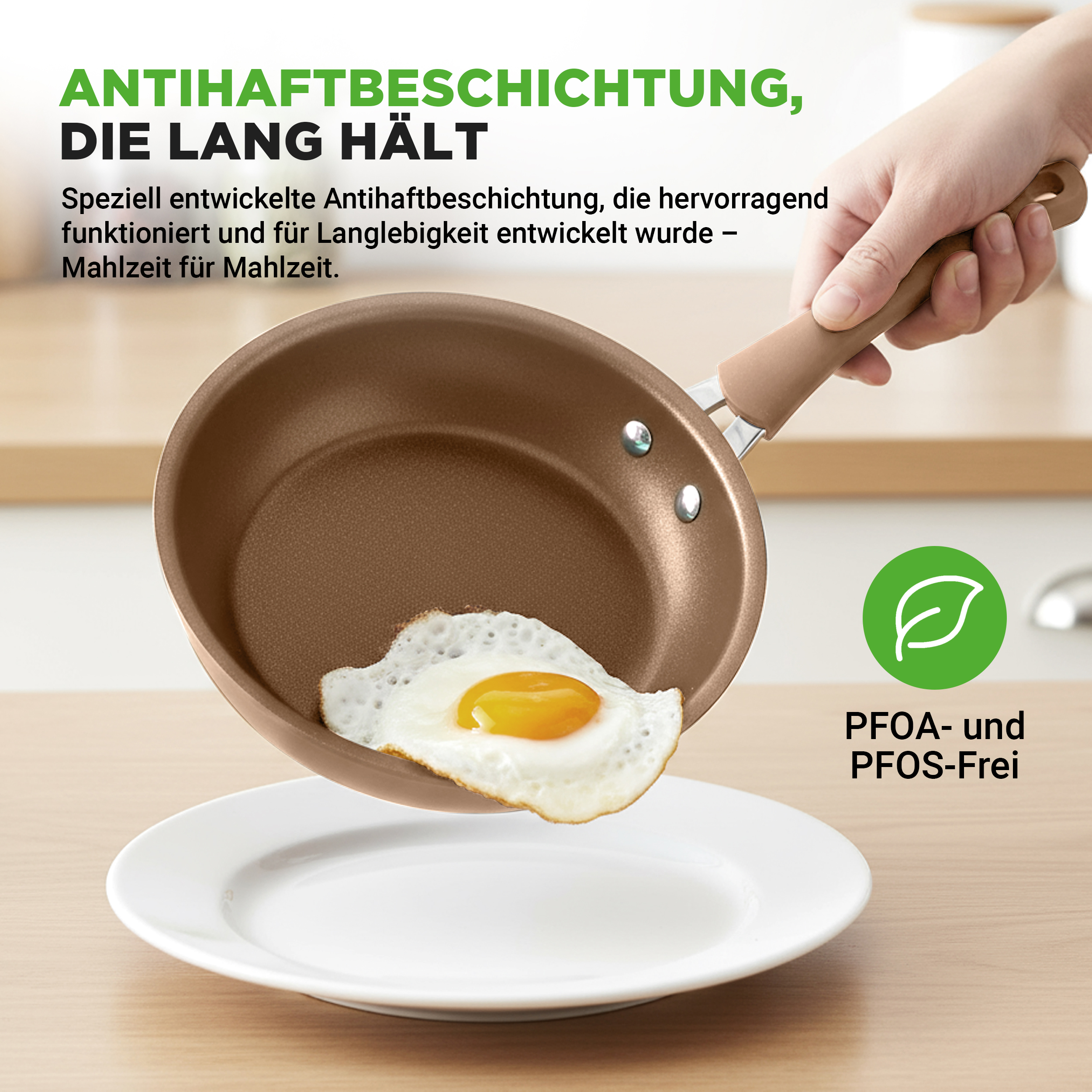Eine Hand hält eine braune Pfanne mit einem Spiegelei, daneben ein Teller.