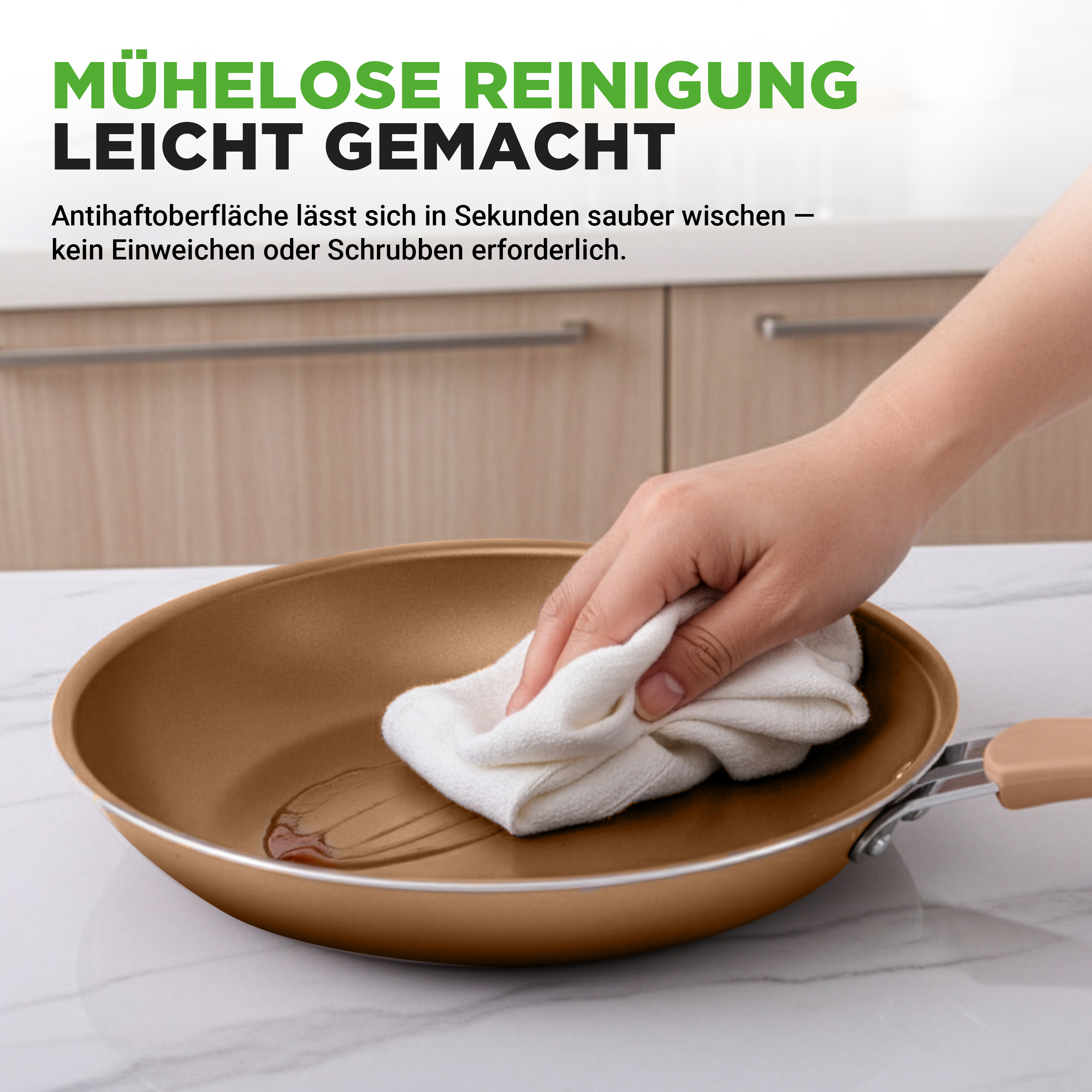Eine Hand wischt mit einem weißen Tuch eine goldbraune Pfanne aus.