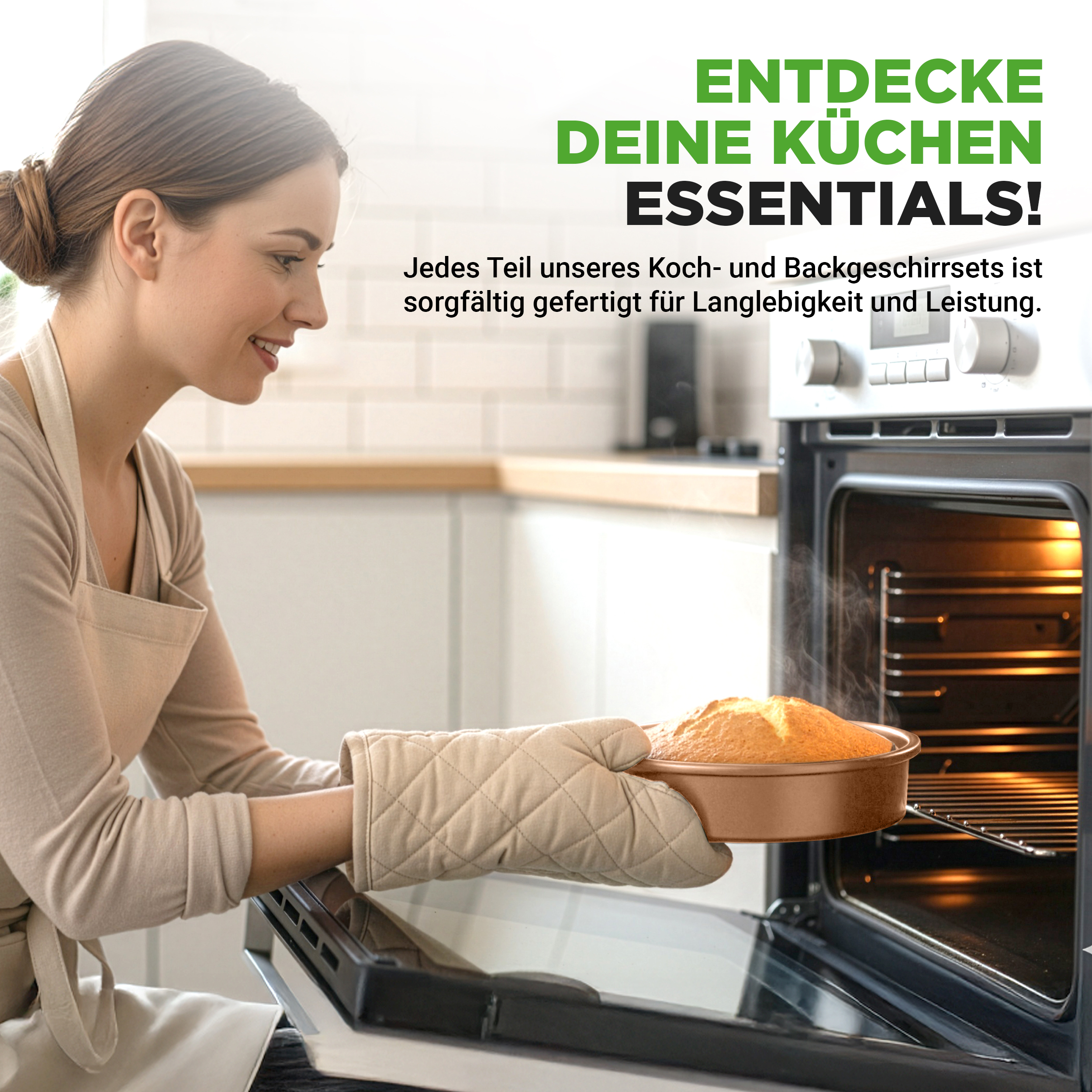 Frau nimmt Kuchen aus Ofen. Grüner Text: Entdecke deine Küchen Essentials!