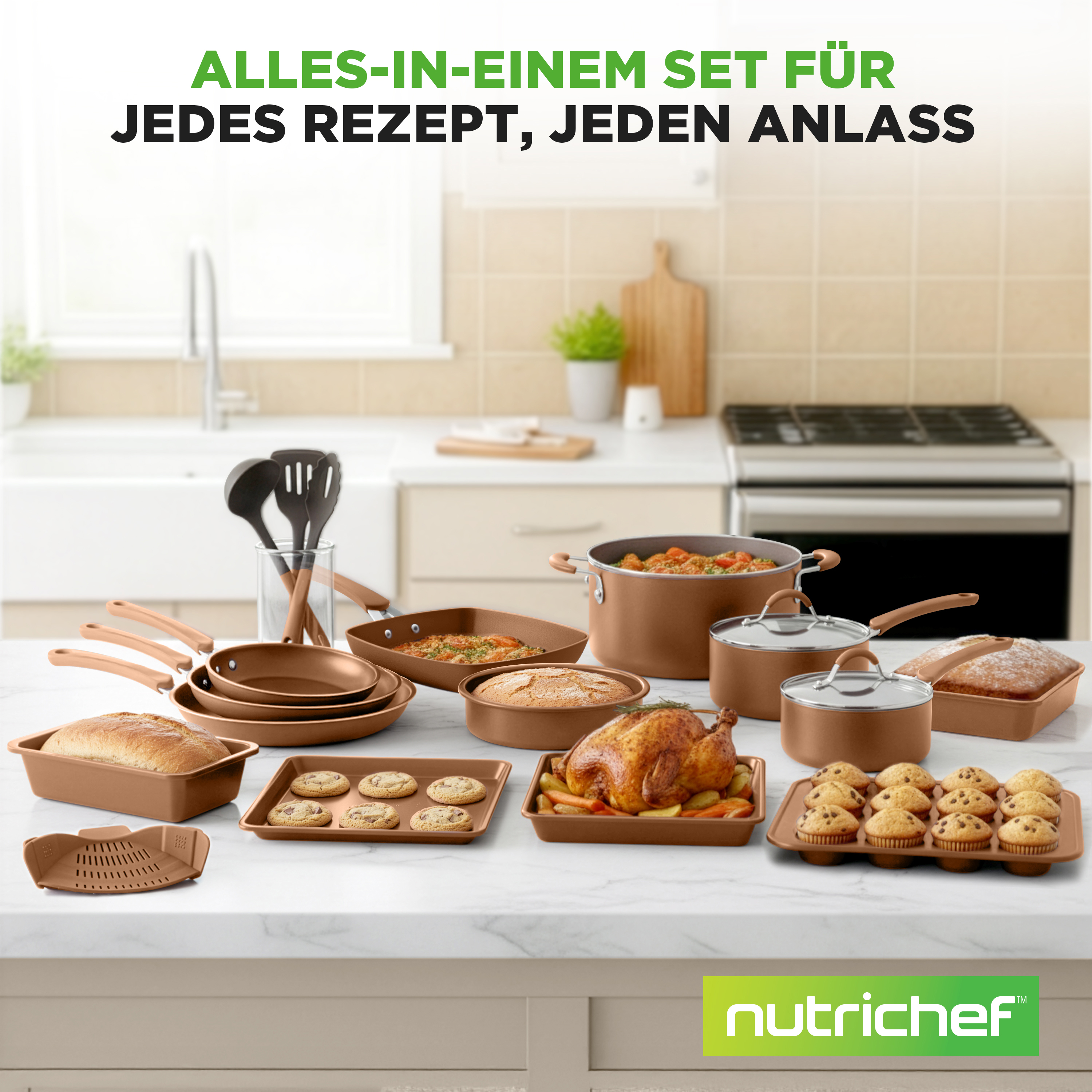 Küchenutensilien und Backwaren wie Brot, Kuchen, Muffins und Kekse auf einer Arbeitsplatte.