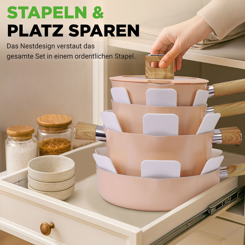 Ein Satz rosa Kochgeschirr ist in einem Schrank gestapelt. Gläser stehen links.