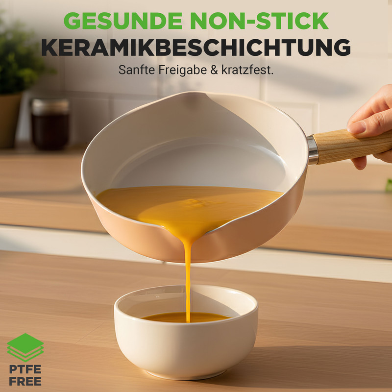 Eine Pfanne mit Holzgriff gießt gelbe Flüssigkeit in eine Schüssel.