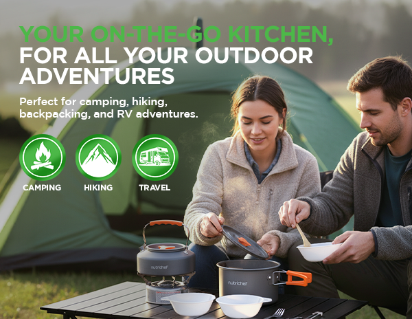 Paar kocht buiten met kampeerfornuis en tent op achtergrond.