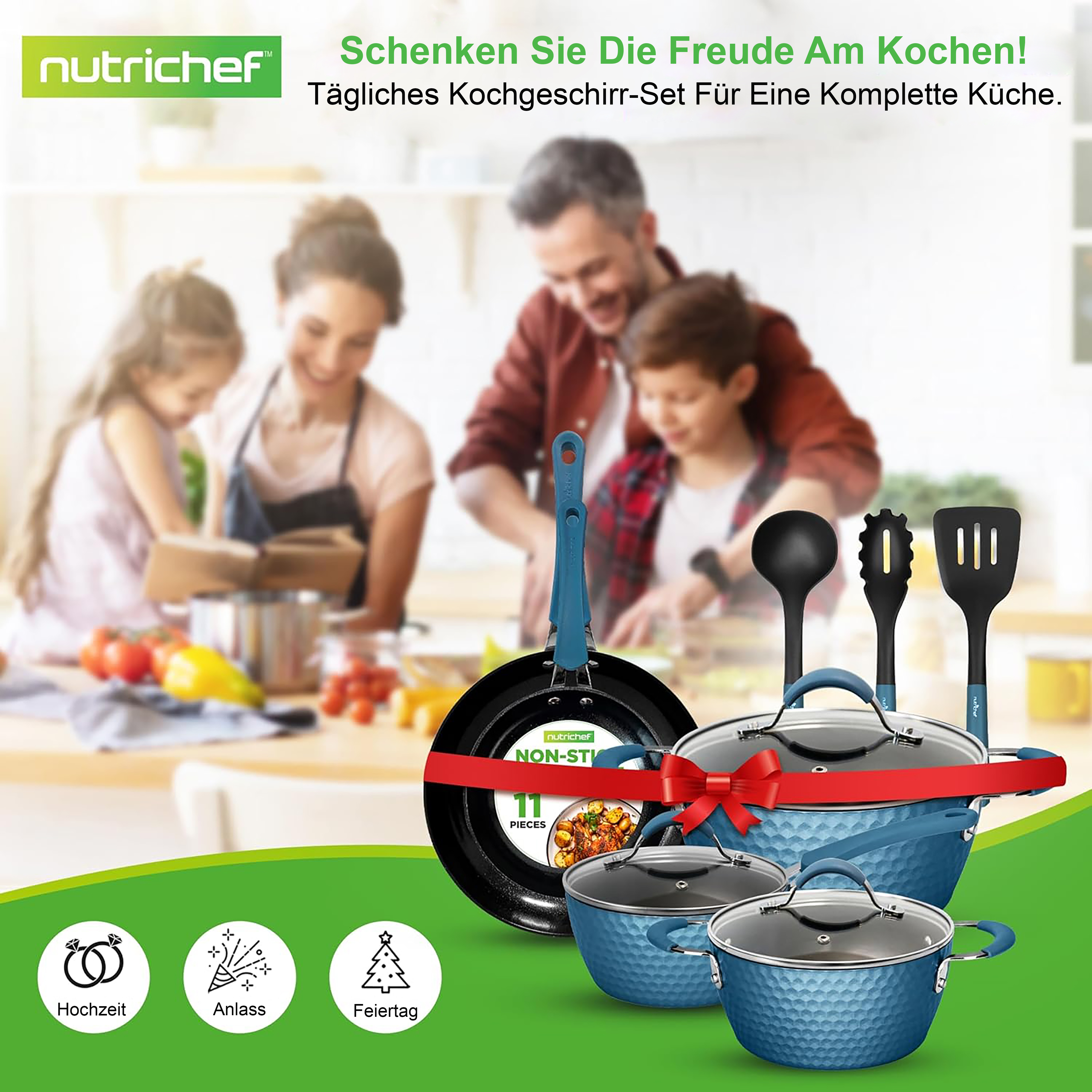 Familie kocht zusammen, daneben ein Kochgeschirr-Set mit rotem Band.