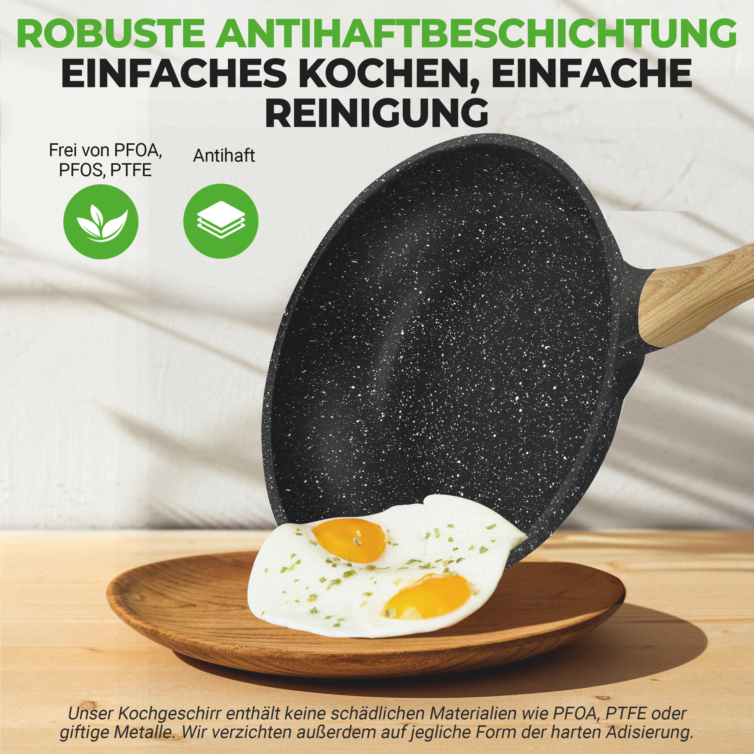 Eine schwarze Pfanne mit Holzgriff brät zwei Spiegeleier auf einem Holzteller.