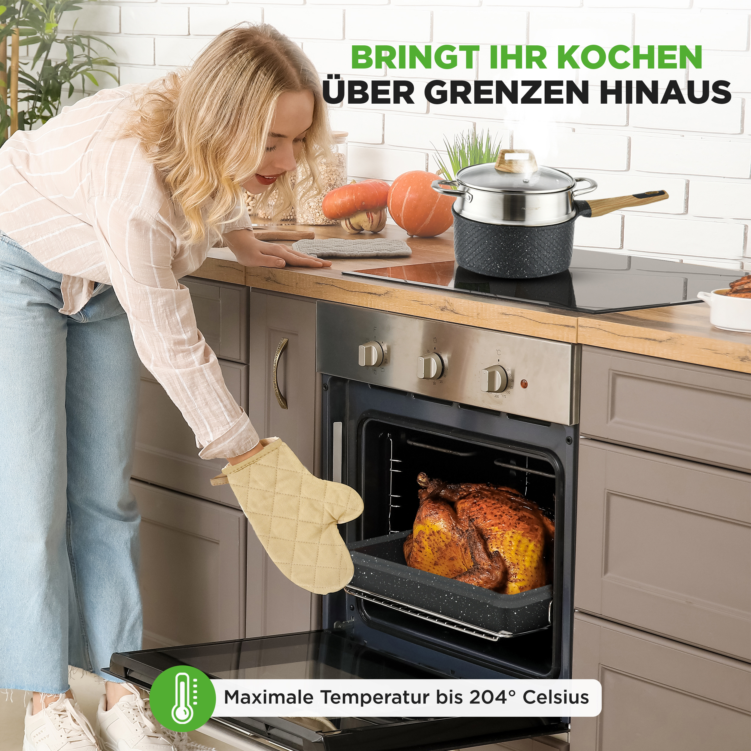 Eine Frau mit Backhandschuh nimmt einen gebratenen Truthahn aus dem Ofen.