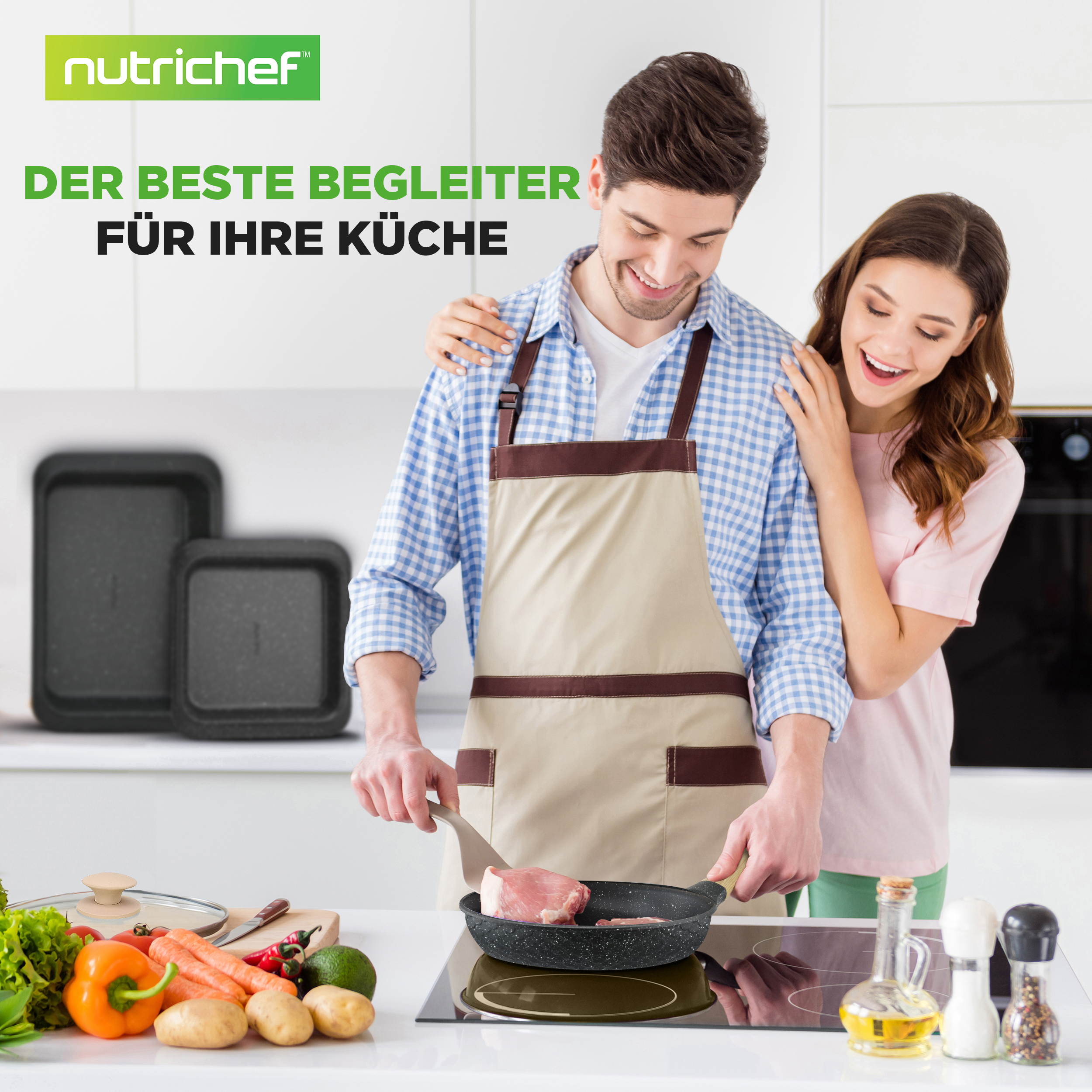 Ein Mann kocht mit einem Paar in der Küche. "Nutrichef"-Logo oben.