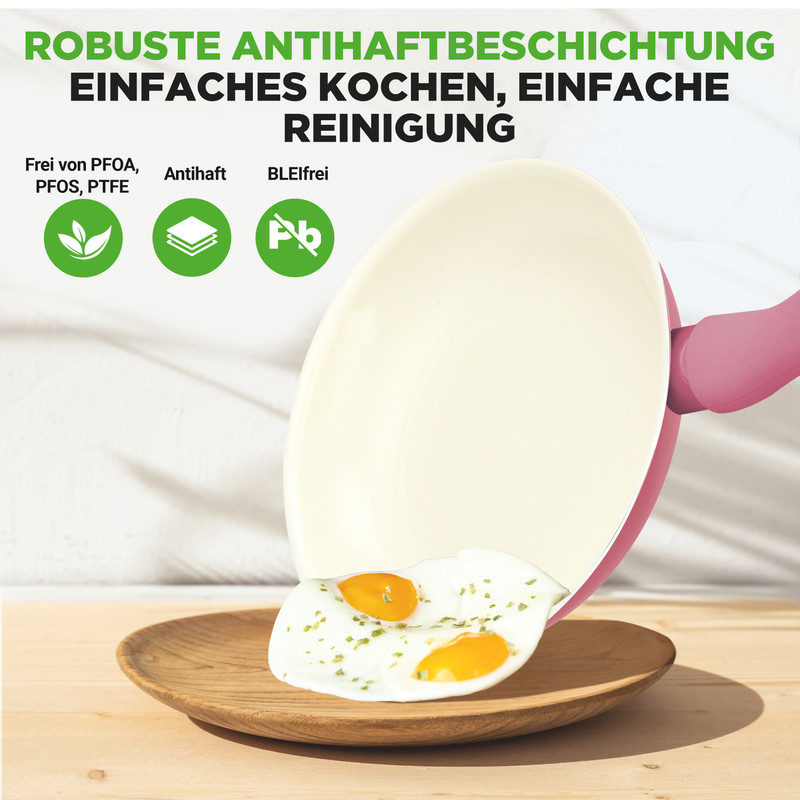 Eine Pfanne mit zwei Spiegeleiern, die auf einen Holzteller gleiten.