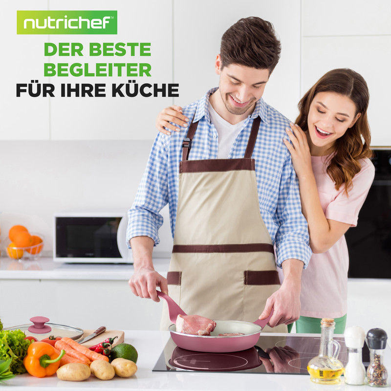 Mann kocht in Pfanne, Frau steht dahinter. Lebensmittel auf Tisch.