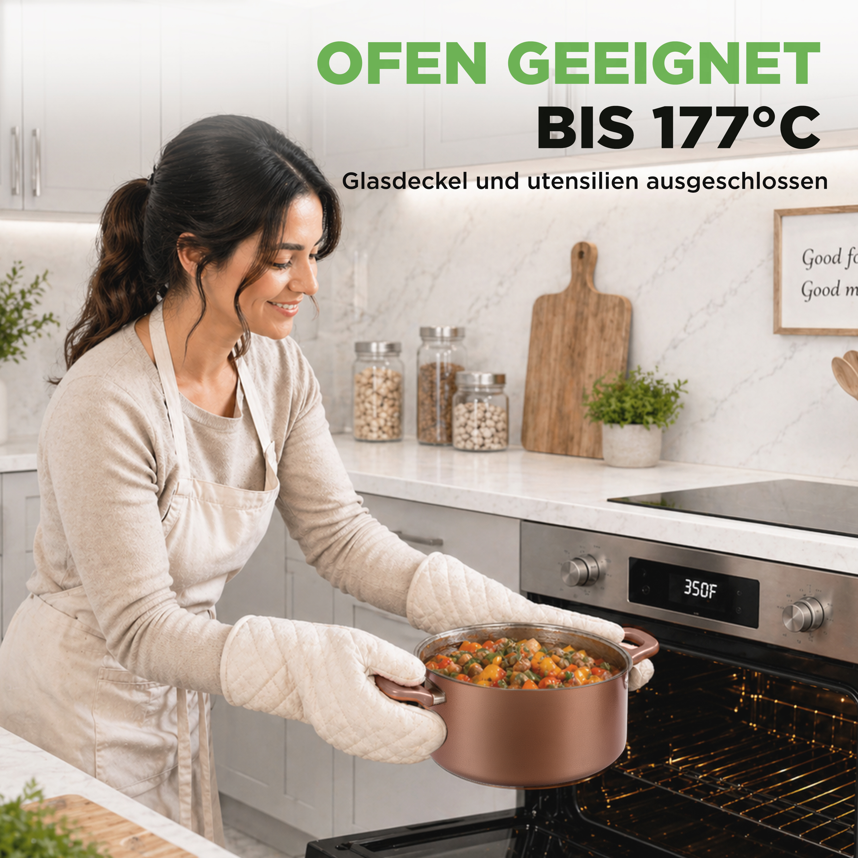 Eine Frau mit Kochhandschuhen nimmt einen Topf mit Essen aus einem Ofen.