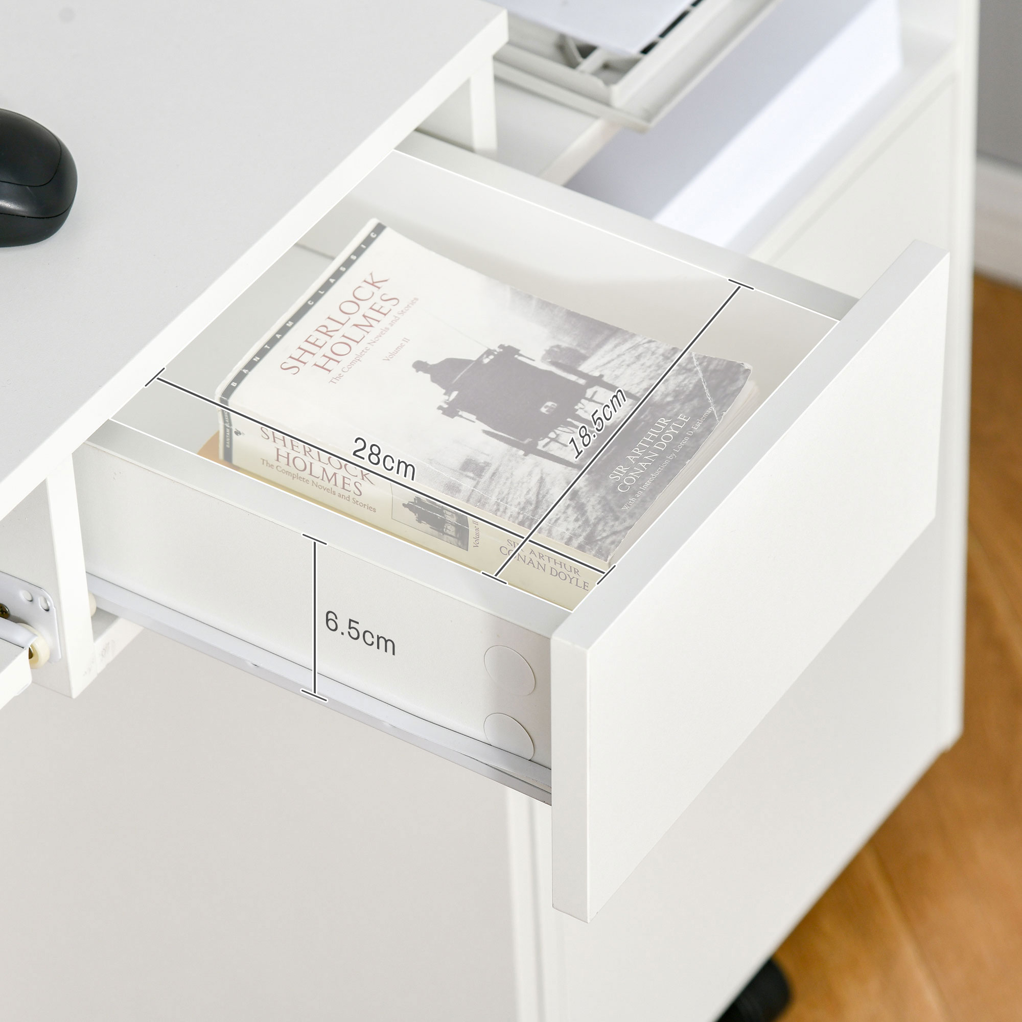 Un cassetto bianco della scrivania contiene due libri di Sherlock Holmes. Le dimensioni sono indicate.