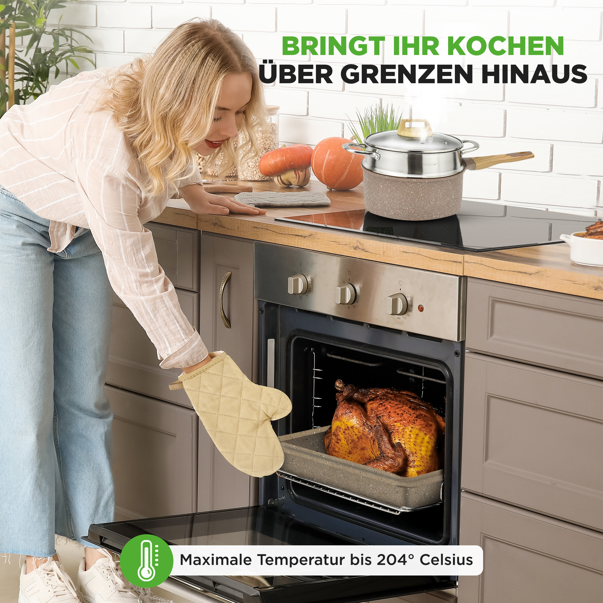 Eine Frau mit Ofenhandschuh holt einen Braten aus dem Ofen.
