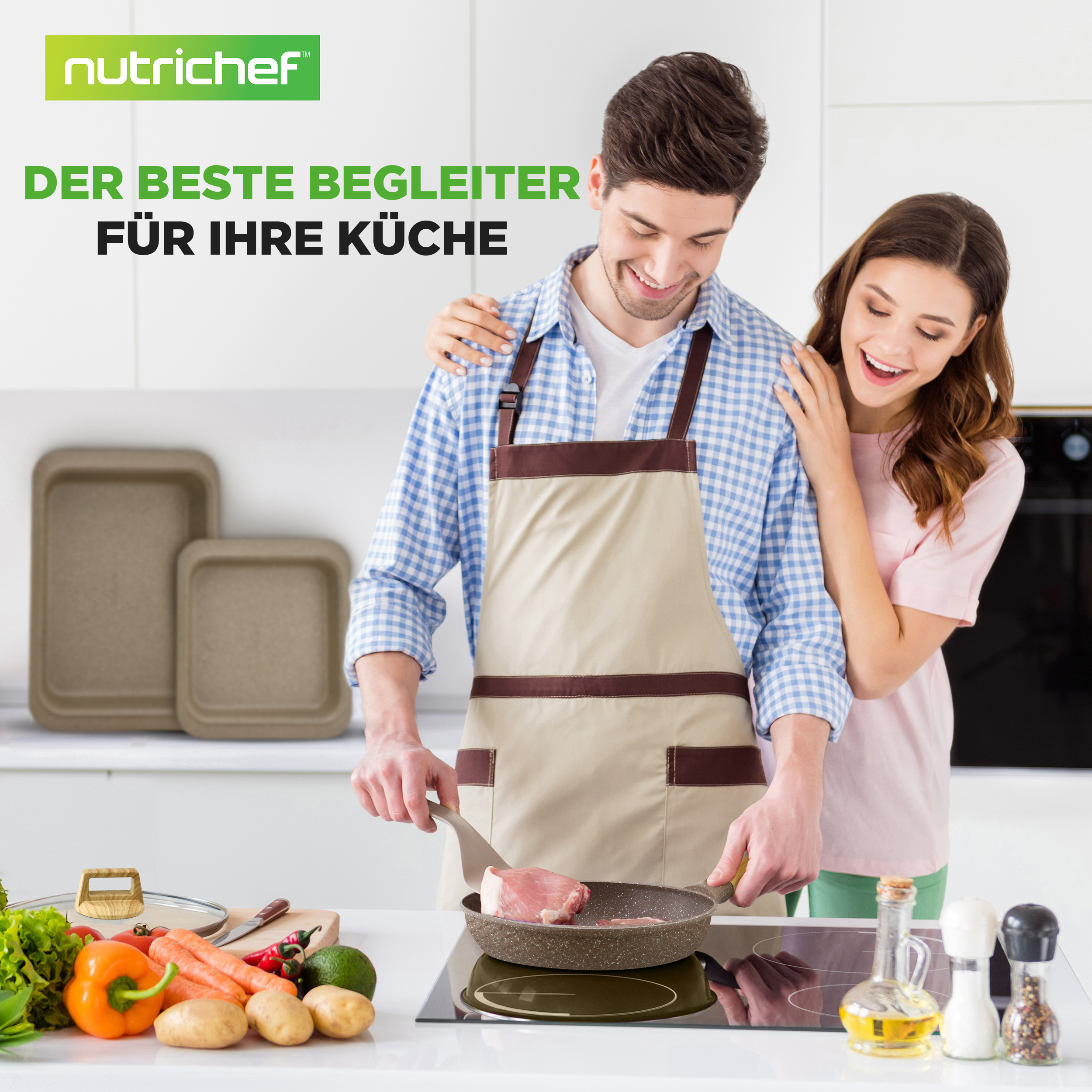 Ein Paar kocht zusammen in einer modernen Küche, umgeben von Zutaten und Kochgeschirr.